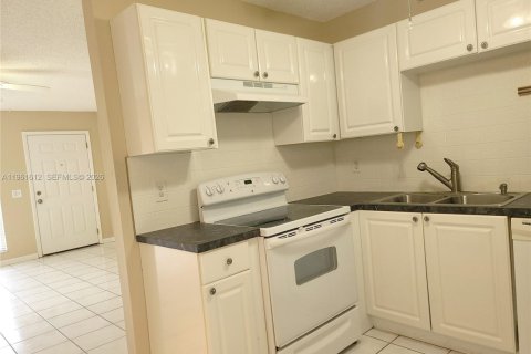 Villa ou maison à louer à Stuart, Floride: 3 chambres, 117.34 m2 № 2024366 - photo 5