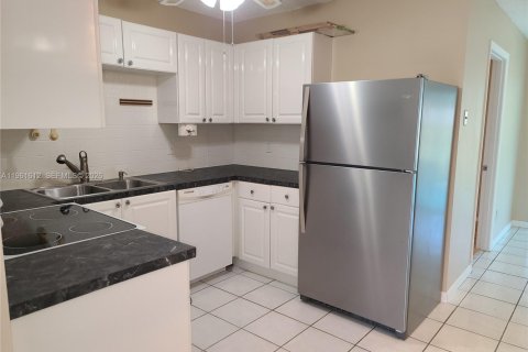 Villa ou maison à louer à Stuart, Floride: 3 chambres, 117.34 m2 № 2024366 - photo 4