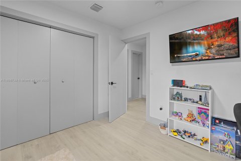 House in Miami, Florida 4 bedrooms, 142.79 sq.m. № 2185837 - photo 20