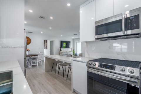 House in Miami, Florida 4 bedrooms, 142.79 sq.m. № 2185837 - photo 10