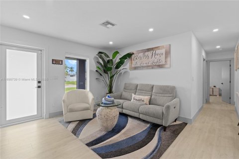House in Miami, Florida 4 bedrooms, 142.79 sq.m. № 2185837 - photo 3