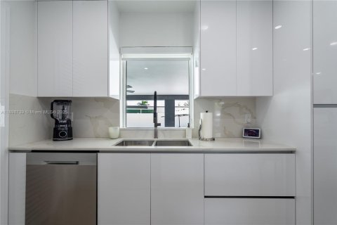 House in Miami, Florida 4 bedrooms, 142.79 sq.m. № 2185837 - photo 9
