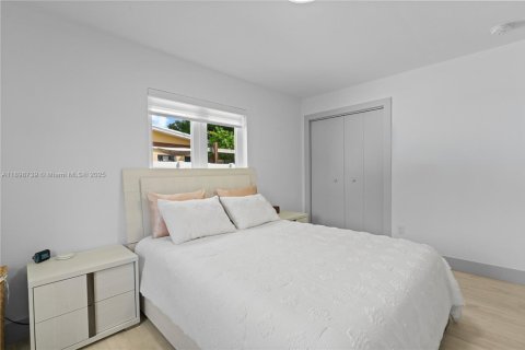 House in Miami, Florida 4 bedrooms, 142.79 sq.m. № 2185837 - photo 14