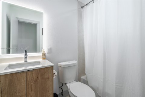 House in Miami, Florida 4 bedrooms, 142.79 sq.m. № 2185837 - photo 16