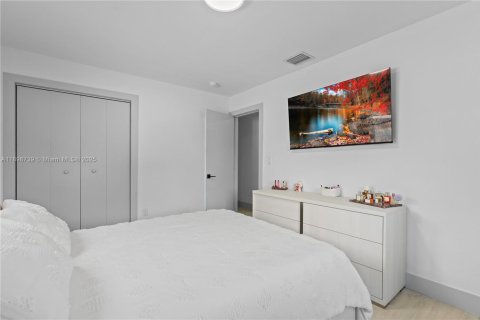 House in Miami, Florida 4 bedrooms, 142.79 sq.m. № 2185837 - photo 15