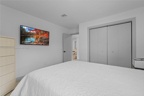 House in Miami, Florida 4 bedrooms, 142.79 sq.m. № 2185837 - photo 23