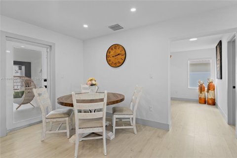 House in Miami, Florida 4 bedrooms, 142.79 sq.m. № 2185837 - photo 6