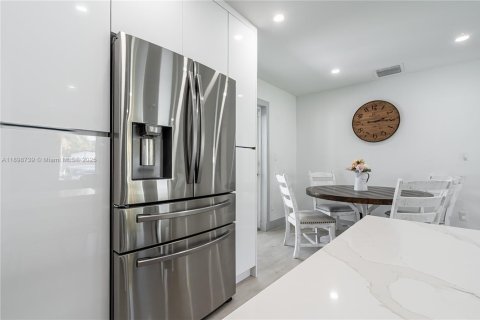 House in Miami, Florida 4 bedrooms, 142.79 sq.m. № 2185837 - photo 8