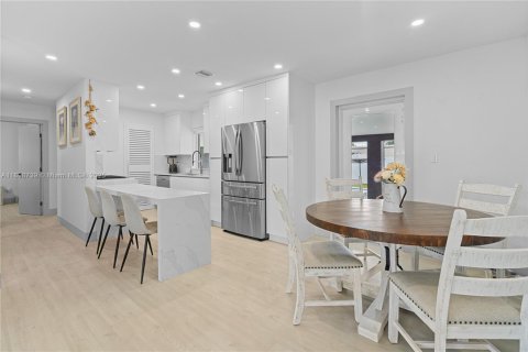 House in Miami, Florida 4 bedrooms, 142.79 sq.m. № 2185837 - photo 5