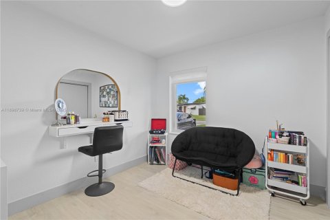 House in Miami, Florida 4 bedrooms, 142.79 sq.m. № 2185837 - photo 18