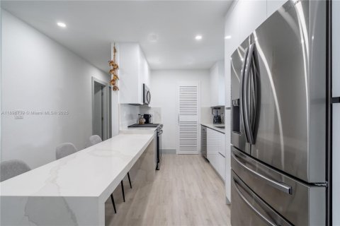 House in Miami, Florida 4 bedrooms, 142.79 sq.m. № 2185837 - photo 7