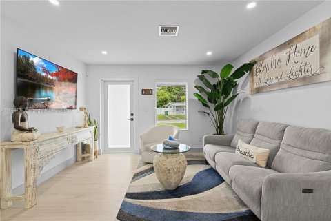House in Miami, Florida 4 bedrooms, 142.79 sq.m. № 2185837 - photo 2