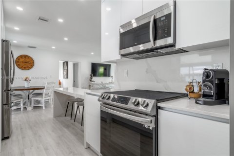 House in Miami, Florida 4 bedrooms, 142.79 sq.m. № 2185837 - photo 11