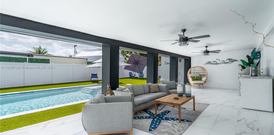 House in Miami, Florida 4 bedrooms, 142.79 sq.m. № 2185837