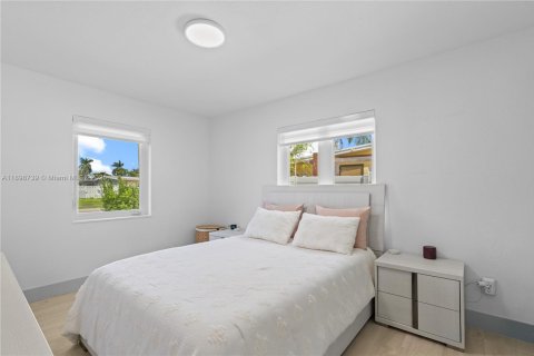 House in Miami, Florida 4 bedrooms, 142.79 sq.m. № 2185837 - photo 12