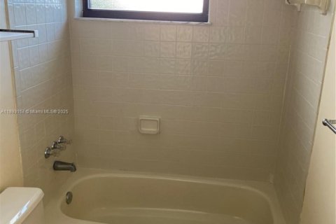 Copropriété à louer à Hallandale Beach, Floride: 1 chambre, 79.34 m2 № 1946780 - photo 11