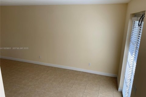 Condo in Pembroke Pines, Florida, 2 bedrooms № 1990281 - photo 6