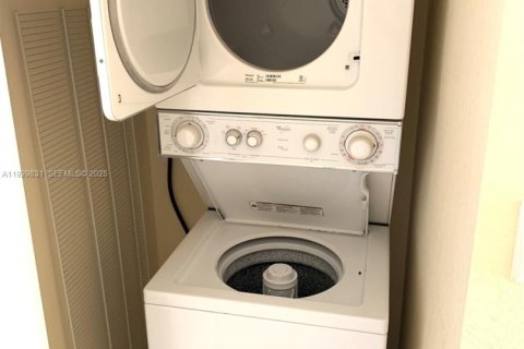 Condo in Pembroke Pines, Florida, 2 bedrooms № 1990281 - photo 21