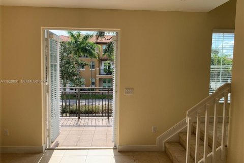 Condo in Pembroke Pines, Florida, 2 bedrooms № 1990281 - photo 11