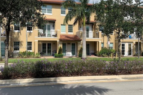 Condo in Pembroke Pines, Florida, 2 bedrooms № 1990281 - photo 2