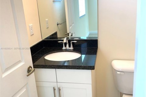 Condo in Pembroke Pines, Florida, 2 bedrooms № 1990281 - photo 18