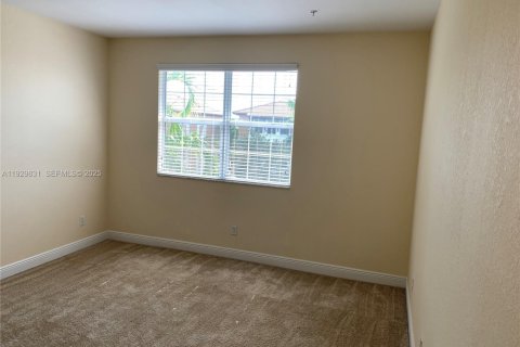 Condo in Pembroke Pines, Florida, 2 bedrooms № 1990281 - photo 13