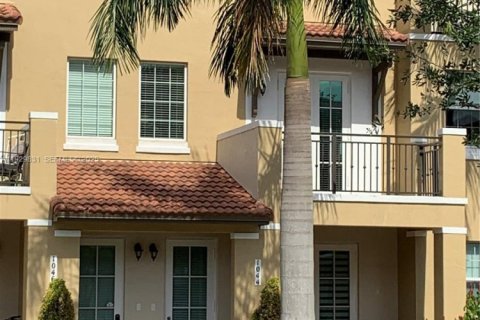 Condo in Pembroke Pines, Florida, 2 bedrooms № 1990281 - photo 1