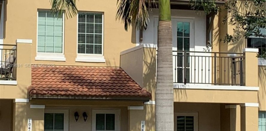 Condo in Pembroke Pines, Florida, 2 bedrooms № 1990281