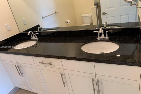 Condo in Pembroke Pines, Florida, 2 bedrooms № 1990281 - photo 15