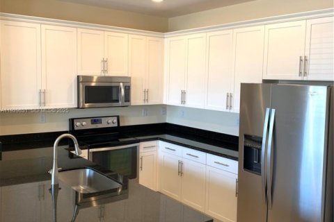 Condo in Pembroke Pines, Florida, 2 bedrooms № 1990281 - photo 4