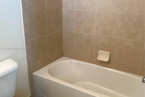 Condo in Pembroke Pines, Florida, 2 bedrooms № 1990281 - photo 19