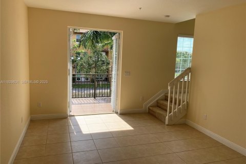 Condo in Pembroke Pines, Florida, 2 bedrooms № 1990281 - photo 10