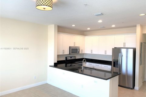 Condo in Pembroke Pines, Florida, 2 bedrooms № 1990281 - photo 3