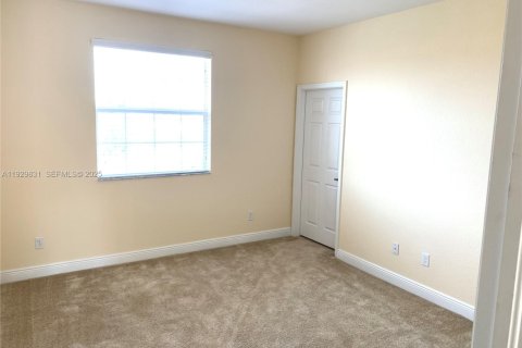 Condo in Pembroke Pines, Florida, 2 bedrooms № 1990281 - photo 17