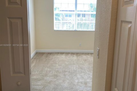 Condo in Pembroke Pines, Florida, 2 bedrooms № 1990281 - photo 14