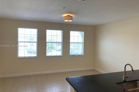 Condo in Pembroke Pines, Florida, 2 bedrooms № 1990281 - photo 5