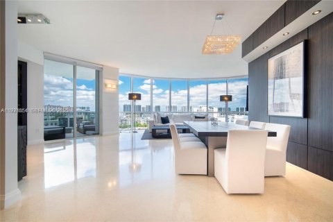 Condominio en venta en Sunny Isles Beach, Florida, 3 dormitorios, 199.09 m2 № 2076830 - foto 2