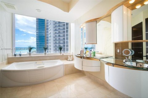 Condominio en venta en Sunny Isles Beach, Florida, 3 dormitorios, 199.09 m2 № 2076830 - foto 9