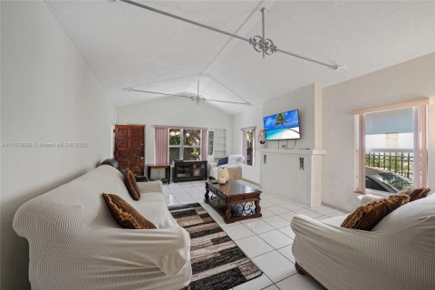 Immobilier commercial à vendre à Miami, Floride: 232.16 m2 № 2015891 - photo 11