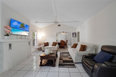 Immobilier commercial à vendre à Miami, Floride: 232.16 m2 № 2015891 - photo 8