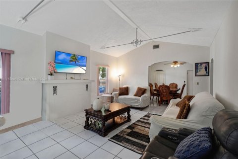 Immobilier commercial à vendre à Miami, Floride: 232.16 m2 № 2015891 - photo 10