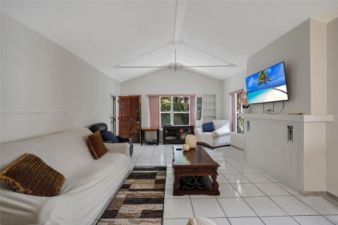 Immobilier commercial à vendre à Miami, Floride: 232.16 m2 № 2015891 - photo 12