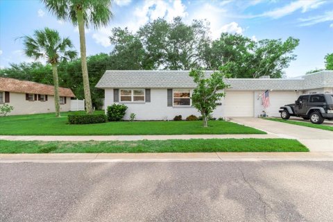 House in Largo, Florida 2 bedrooms, 104.42 sq.m. № 2147959 - photo 15