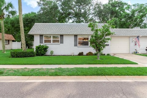 House in Largo, Florida 2 bedrooms, 104.42 sq.m. № 2147959