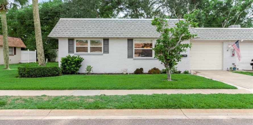 House in Largo, Florida 2 bedrooms, 104.42 sq.m. № 2147959