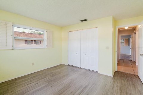 House in Largo, Florida 2 bedrooms, 104.42 sq.m. № 2147959 - photo 10