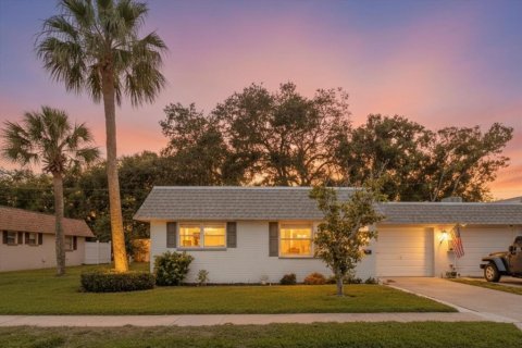 House in Largo, Florida 2 bedrooms, 104.42 sq.m. № 2147959 - photo 14