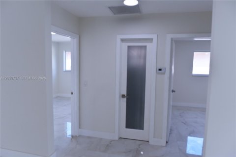 House in Hollywood, Florida 4 bedrooms, 162.58 sq.m. № 2088286 - photo 13