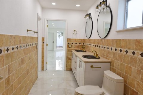 House in Hollywood, Florida 4 bedrooms, 162.58 sq.m. № 2088286 - photo 8