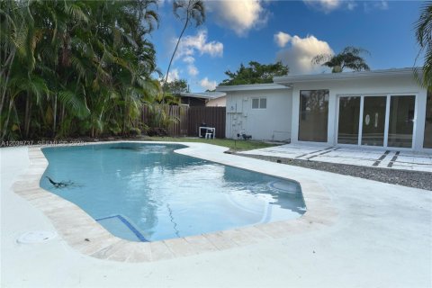House in Hollywood, Florida 4 bedrooms, 162.58 sq.m. № 2088286 - photo 19